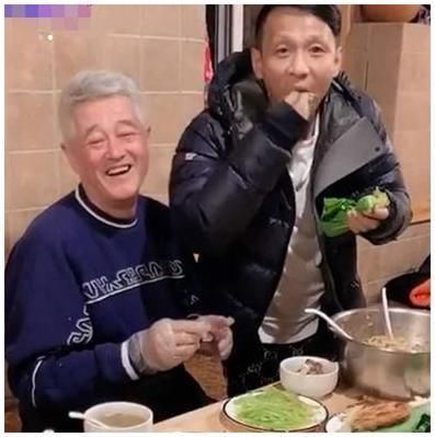  身价■出身农民不忘本！赵本山演穷酸老头毫不违和，身价数亿住乡下大棚