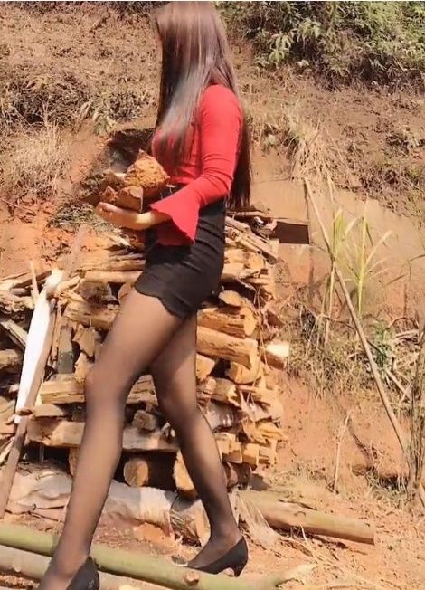 农村大长腿美女砍柴，看到她的穿着后，网友:我要回农村