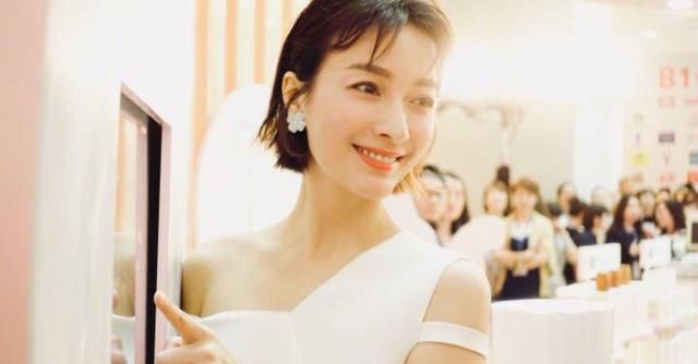 啥吗？吴昕穿白色系，就是比你美，因为显腿可细了！