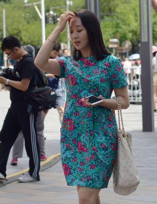 【风范】街拍:清新靓丽的美女,一件白色上衣配灰色阔腿裤,优雅气质风范