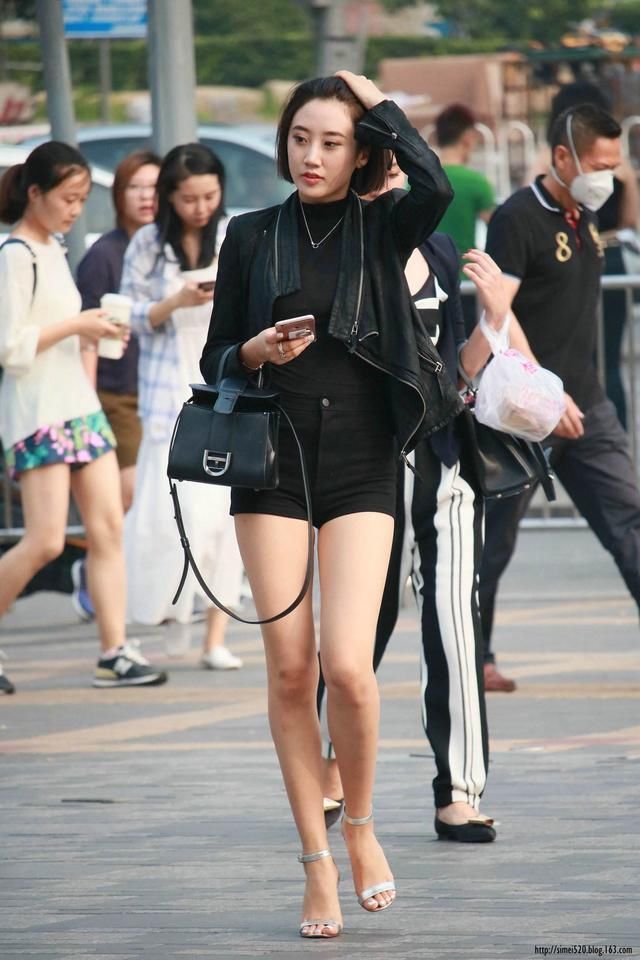 街拍:小美女独特娇美兰心蕙质，令人着迷啊!