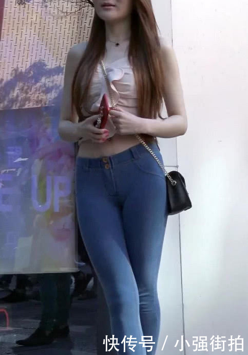 气质小姐姐一字肩搭配紧身牛仔裤,大秀一双珠圆玉润大长腿,吸睛