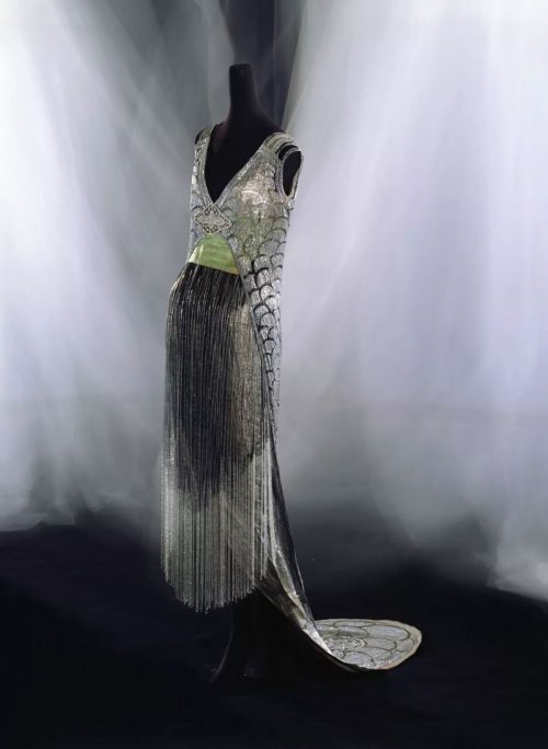 她是凡尔赛宫的点缀，也是女神裙上的珠光