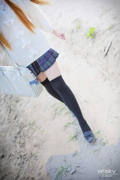 20岁女孩逆天腿长一米2，出门不敢穿裙子，原因:怕不安全