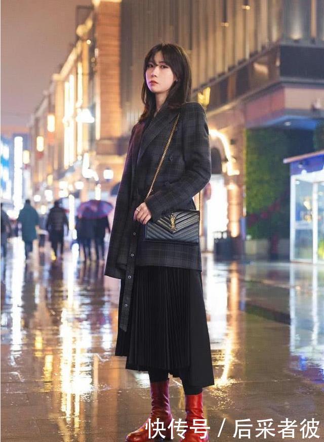 【长袖】街拍:白色长袖衬衣+灰色九分裤,初春这样搭配,知性优雅又迷人
