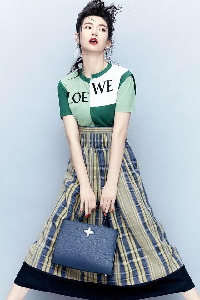 戚薇薄纱衣缝四条“锯齿”，还在胸口留个洞，网友：看看就行