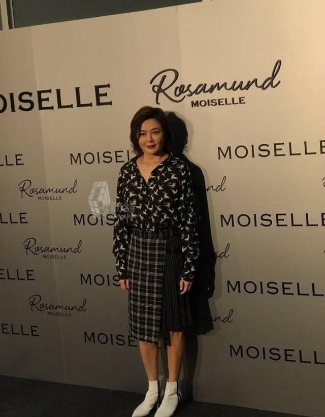 43岁佘诗曼和56岁关之琳同框，才发现装嫩真不如优雅老去