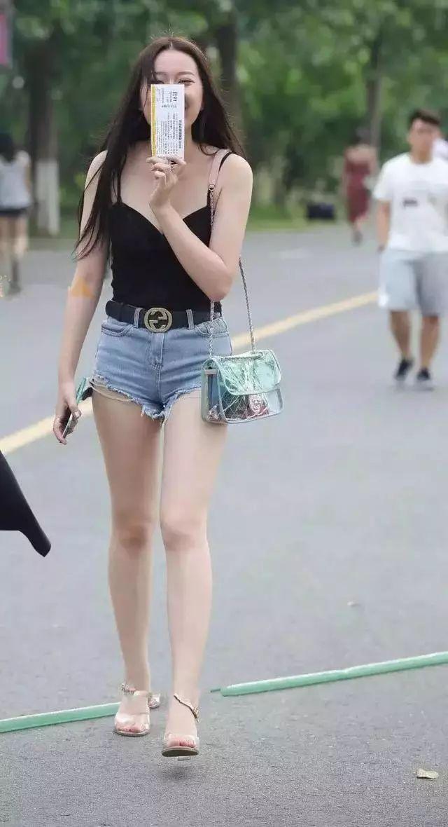 黑色细肩带背心搭配淡蓝牛仔短裤，身材姣好时髦呈现