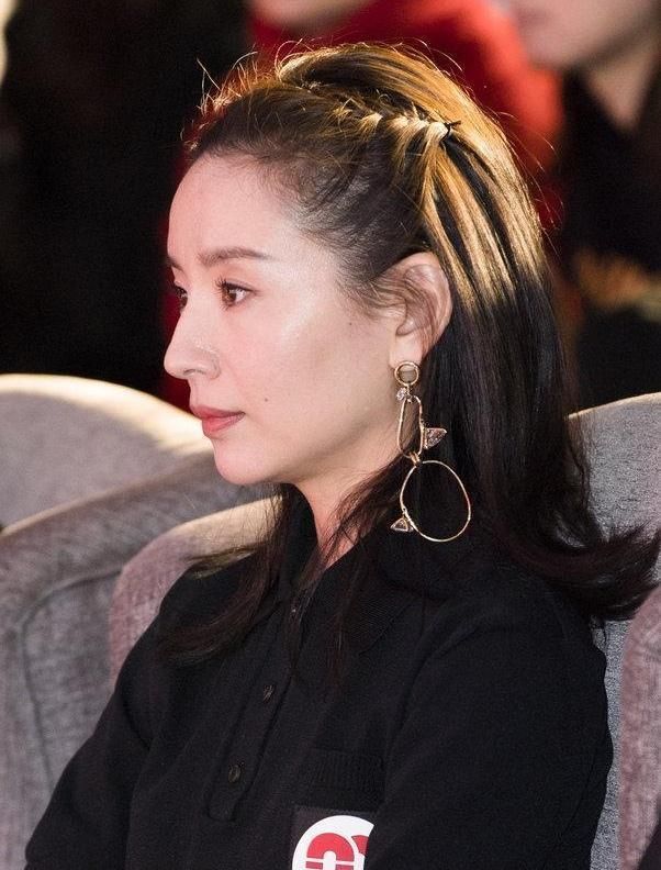  [美少女]39岁董洁年纪大了，穿翎毛裙没什么美少女感，两手曝露单亲母亲的艰辛