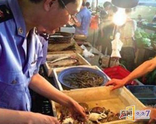 妻子买回大虾，吃虾看到这一幕吓得急忙报警