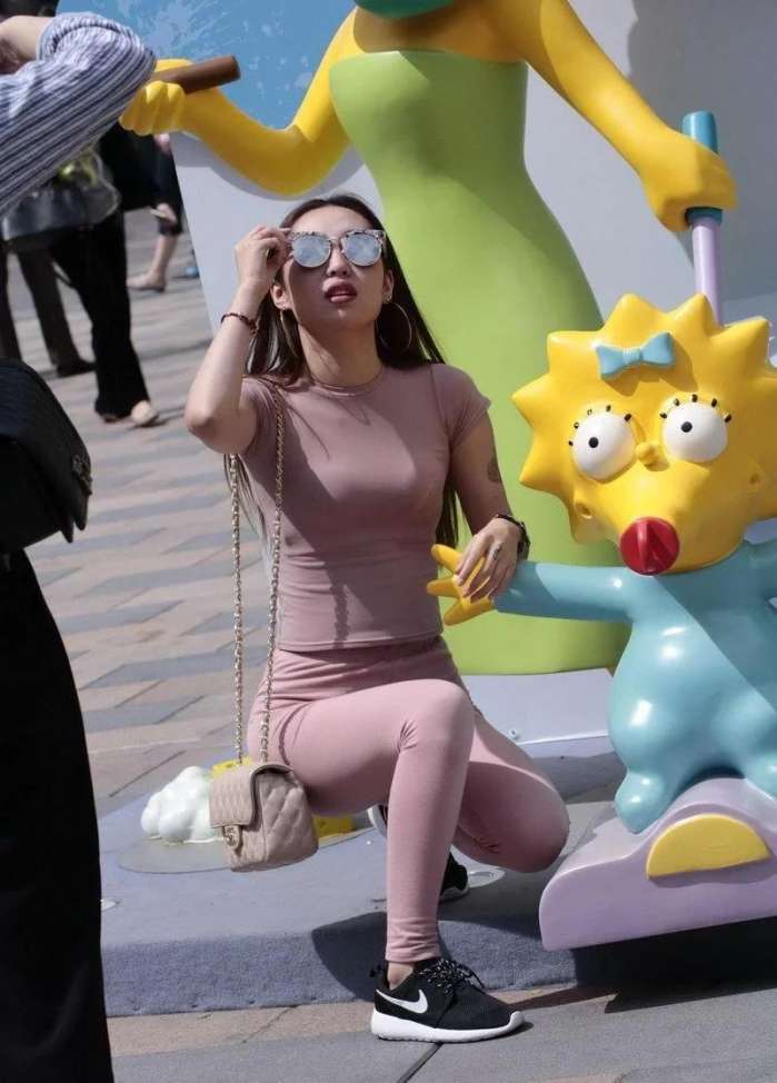 街拍: 线条明显的紧身裤辣妈, 穿和不穿没区别