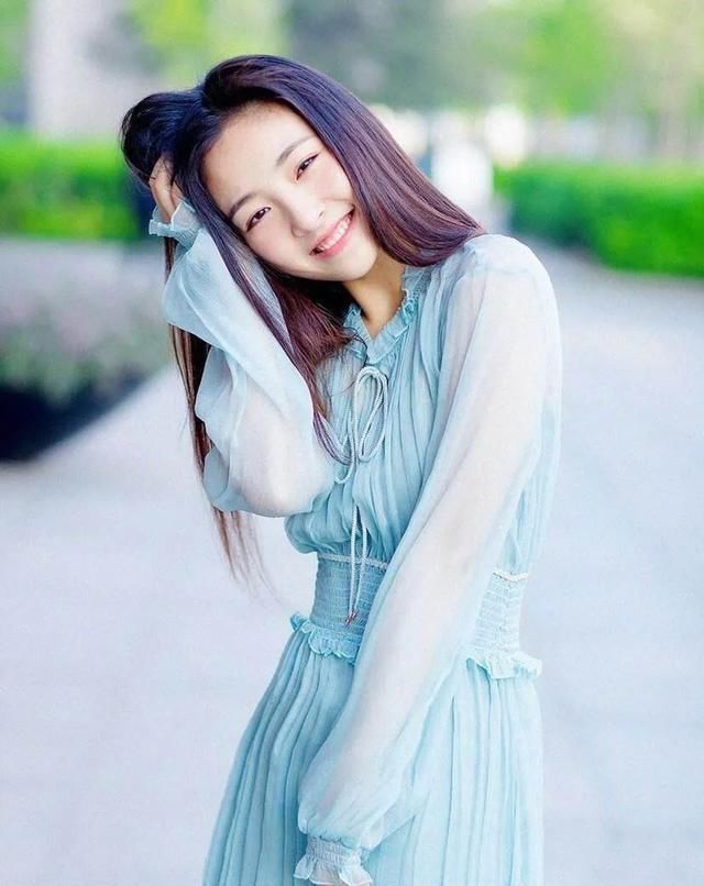  [部电视剧]谁说吴倩掉进爱情大坑里? 女法官造型清新脱俗, 美得不可方物!