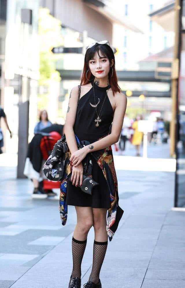 东莞街拍: 深V装真空上街, 网友: 还真敢穿