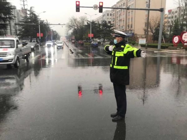  「坚守岗位」保畅通促安全！山东交警雨中执勤尽职责，坚守岗位保平安！