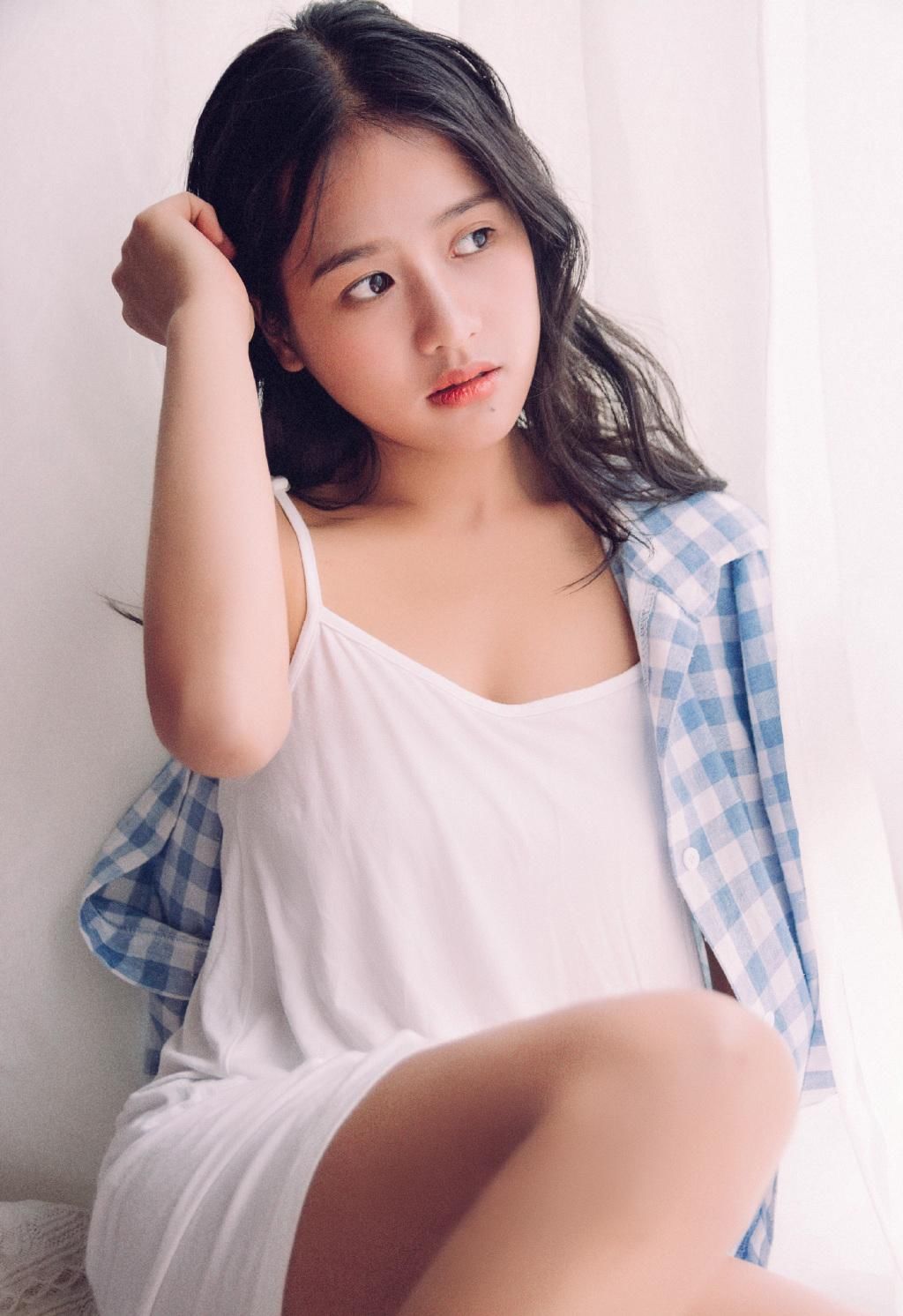 睡衣美女白色吊带低胸爆乳美女图片