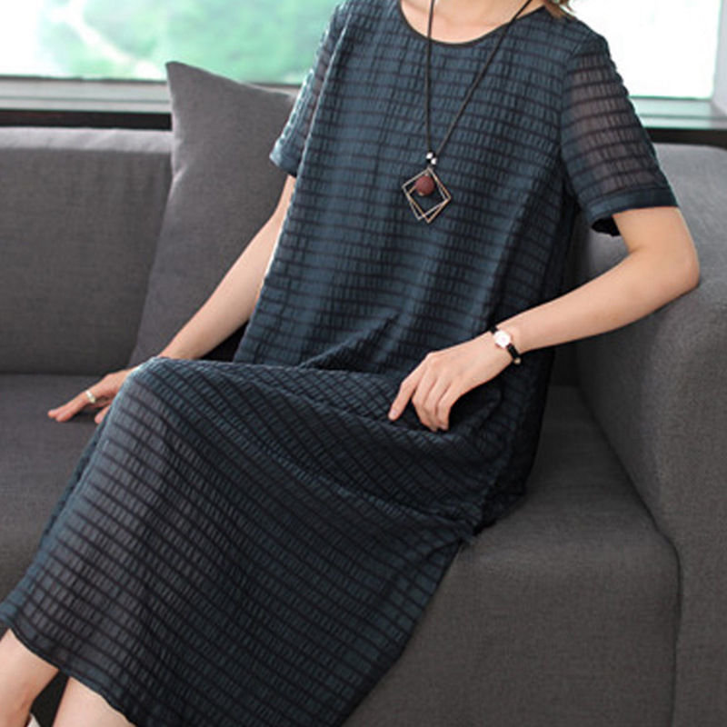 年过40的你偶尔装嫩一下,多穿这样的连衣裙配高跟鞋焕发女人味