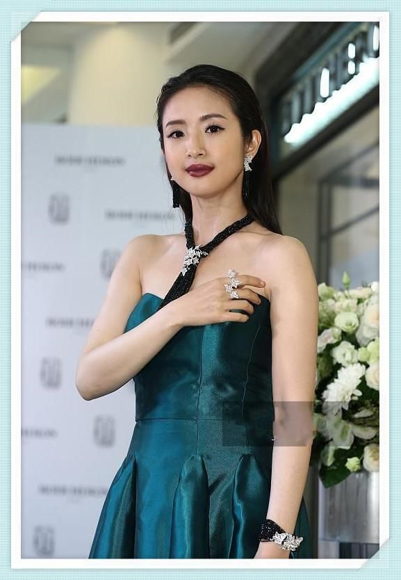 许晴真会装嫩!49岁穿墨绿色长裙不输35岁林依晨，网友:不服不行