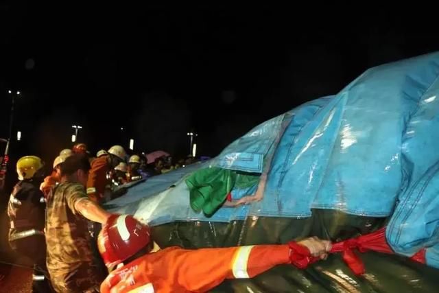 崇左某广场充气城堡被风掀翻，有孩子被甩出，谣言比实情更可怕