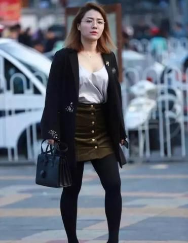 微胖的打底裤美女，女人味十足，富有弹性