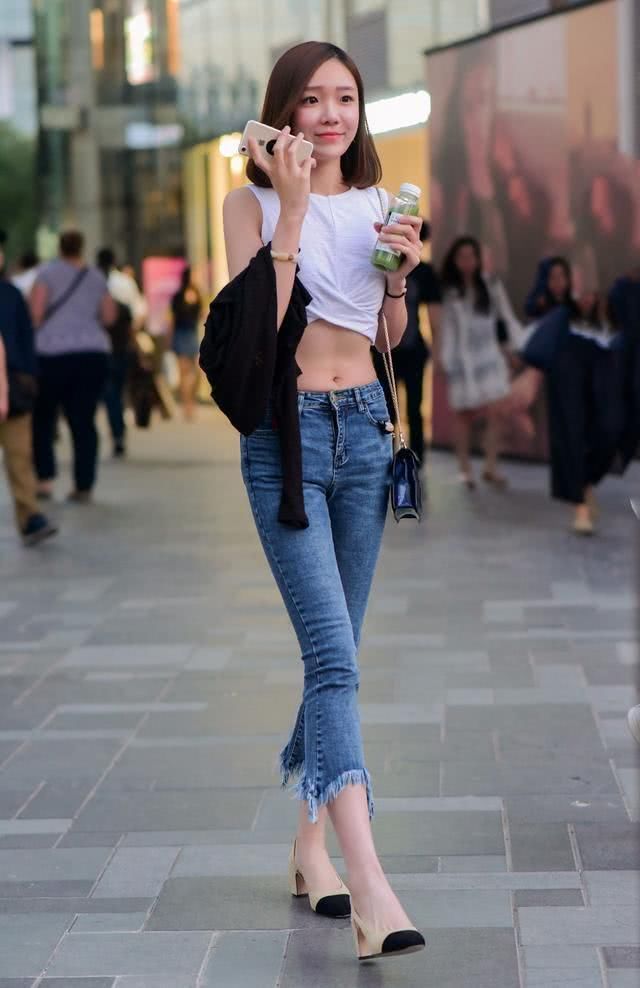 街拍：女神气质的女孩和闺蜜，曼妙可人的身材吸睛无数！