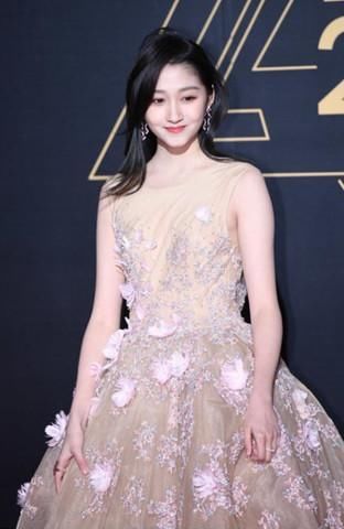 关晓彤为了显腿长，把阔腿裤变成了大裤衩，网友：腰太粗了！