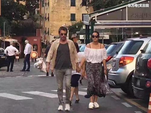 51岁巩俐穿一字肩少女装扮嫩,而她70岁的新男友却像是30岁