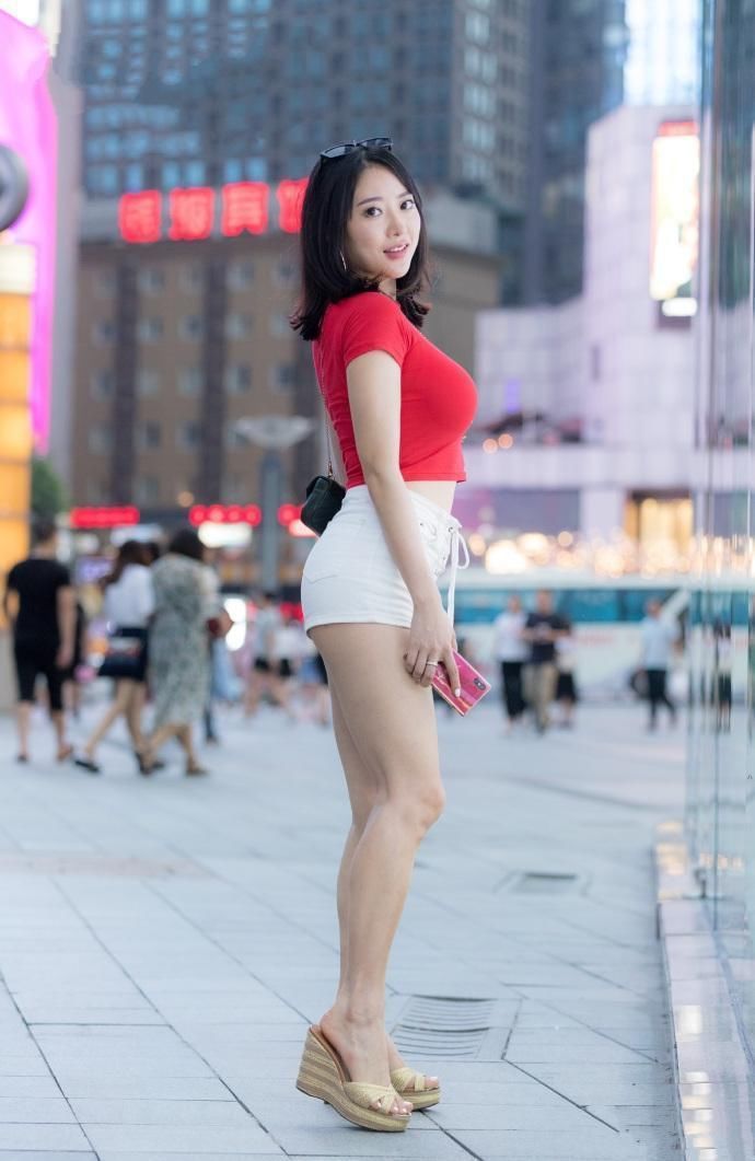 街拍美女 为什么女人打电话走路都这么美 图2是我的女神 你觉得呢