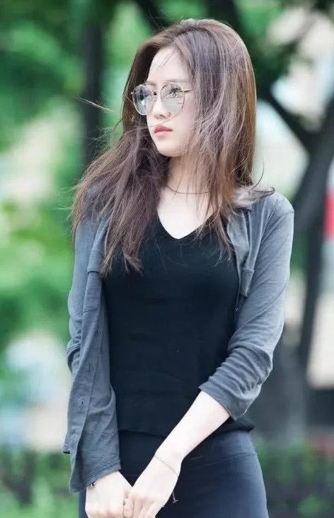 网红小姐姐一身黑色紧身装展现凹凸身材，真人看着比照片美多了