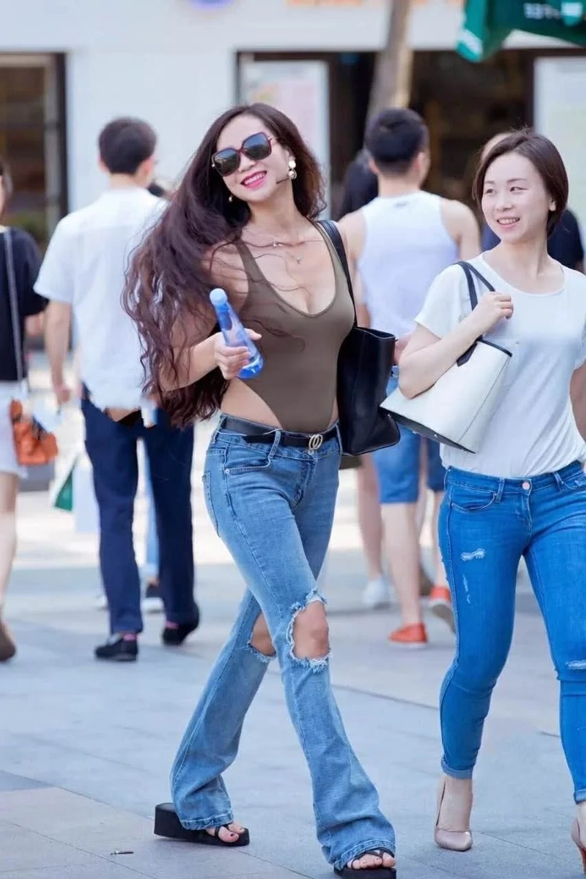 连体泳装外穿的小姐姐吸睛无数，微胖的身材，搭配破洞牛仔裤像小