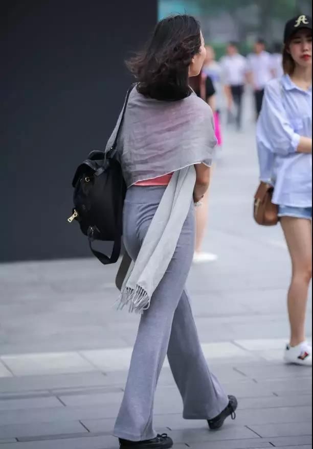 街拍：体态风满，穿运动套装大姐