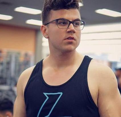 1年半男子从285斤瘦到145斤, 有女朋友后又反弹成臃肿的胖子