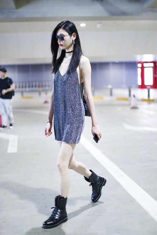 奚梦瑶穿亮片吊带裙机场秀身材，网友：坐个飞机至于吗？