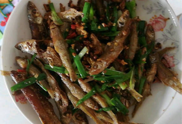  去钓鱼@钓到了一种很好吃的小鱼，却不知道是什么鱼，钓友们来认一认！