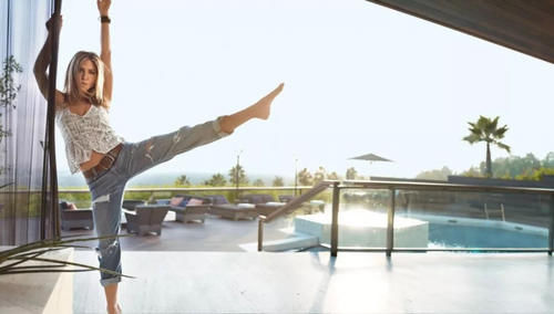 安妮斯顿50岁生日收前夫皮特大礼,塞舌尔曾见证二人甜蜜!