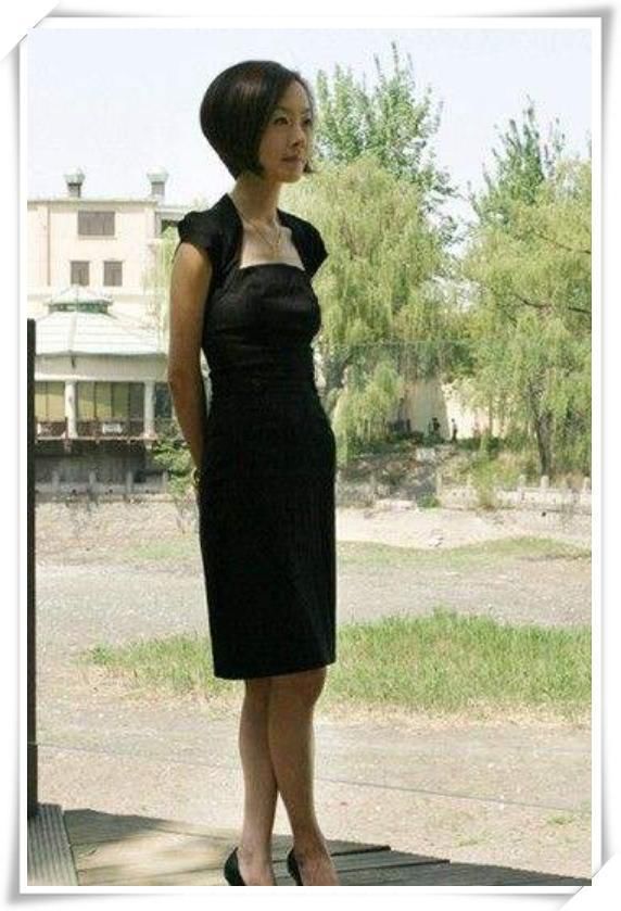 48岁鲁豫穿18岁衣服真的好吗?网友:法令纹和松弛的嘴角太吓人