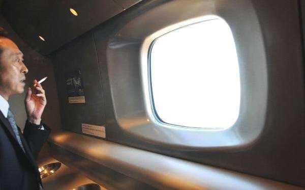 中国高铁禁止吸烟，但日本却高铁却允许吸烟，还配备专门的吸烟室