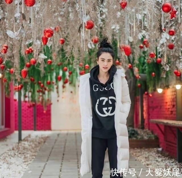 『功不可没』泰国影后Mai太会穿了,穿老气皮毛外套竟像少女,匡威鞋功不可没