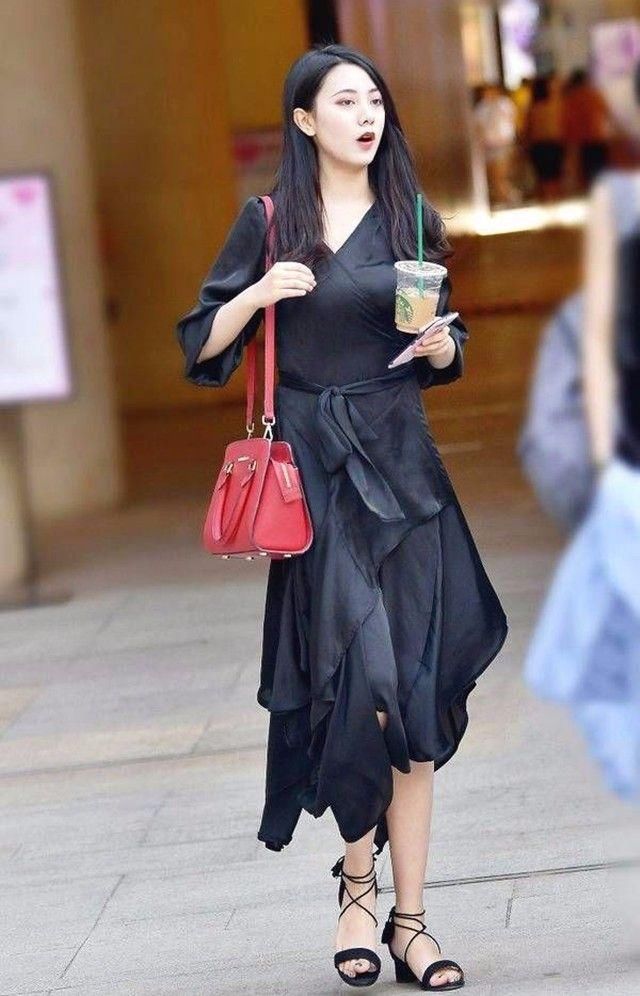 街拍：身材高挑的气质美女，一双大长腿很是迷人