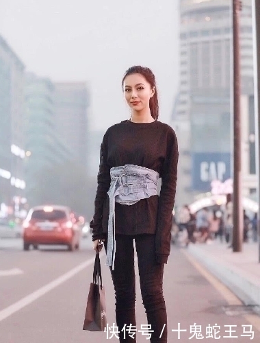 『小美女』街拍:吊带碎花套装的小美女,专注手机表情唯美动人,充满朝气
