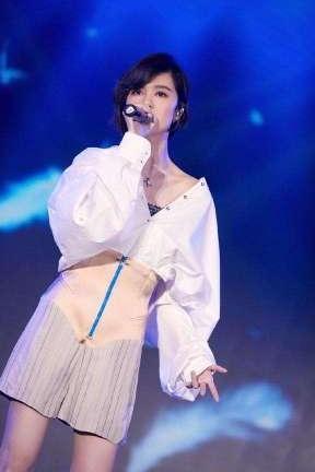 郁可唯真拼命！穿的是裙子也未免太紧了吧 网友：里面的都遮不住