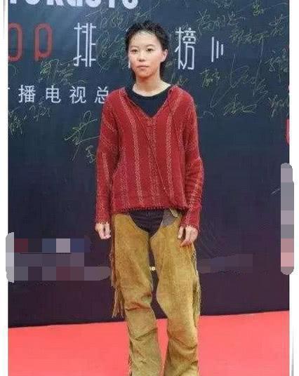 搭配黑洞：窦靖童的裤子又刷三观！网友喊话王菲：你不管管吗？