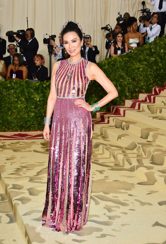 邓文迪深V连衣裙大秀好身材 晒海边落日美照尽显优雅大方