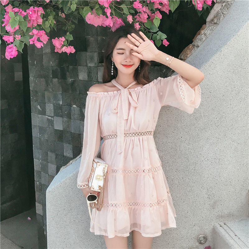 令人怦然心动的挂脖连衣裙，勾勒迷人曲线，气场十足散发女人香