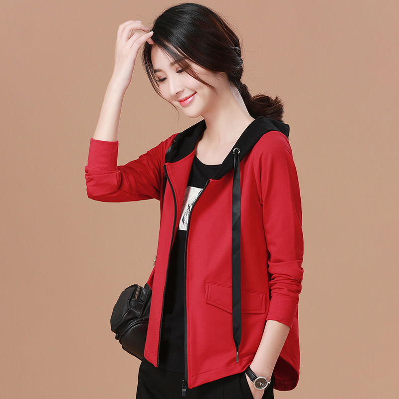 46岁老婆真会打扮!秋天穿这“卫衣+小脚裤”，洋气嫩美像30