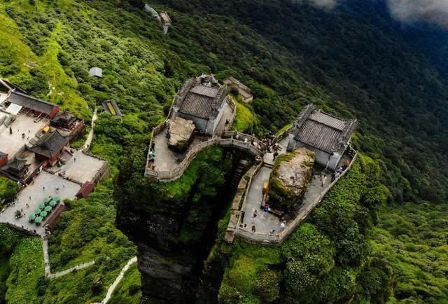 中国最险的寺庙，一桥架起2座山，悬空2493米，无人知道怎么建造