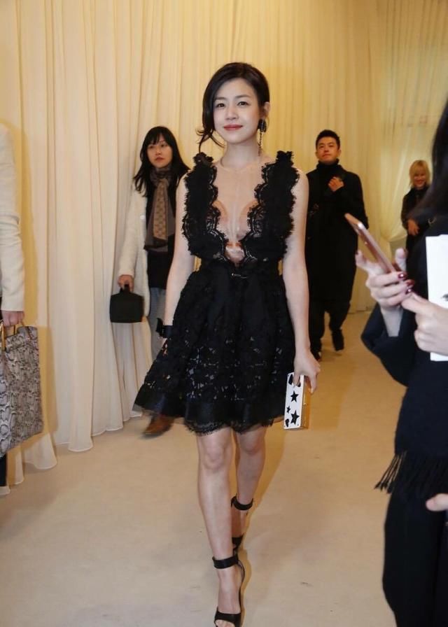 陈妍希身穿黑色蕾丝连衣裙，性感动人，网友:这跟没穿一样啊!