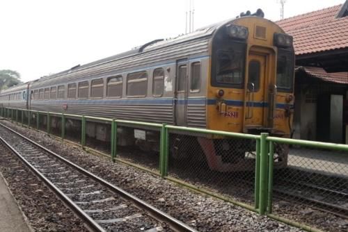 中国游客在泰国坐火车，一客一换，里面的服务比我们好的不是“一