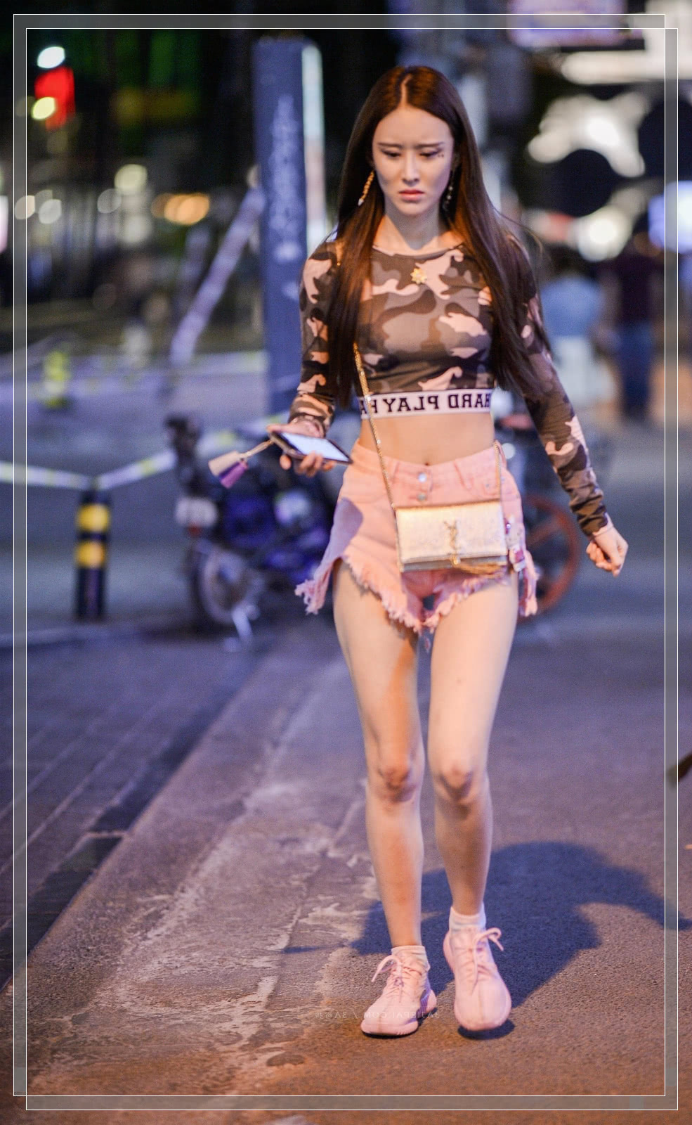 气质小姐姐迷彩衣搭配粉色短裤，新潮运动型美女长发飘飘身材火辣