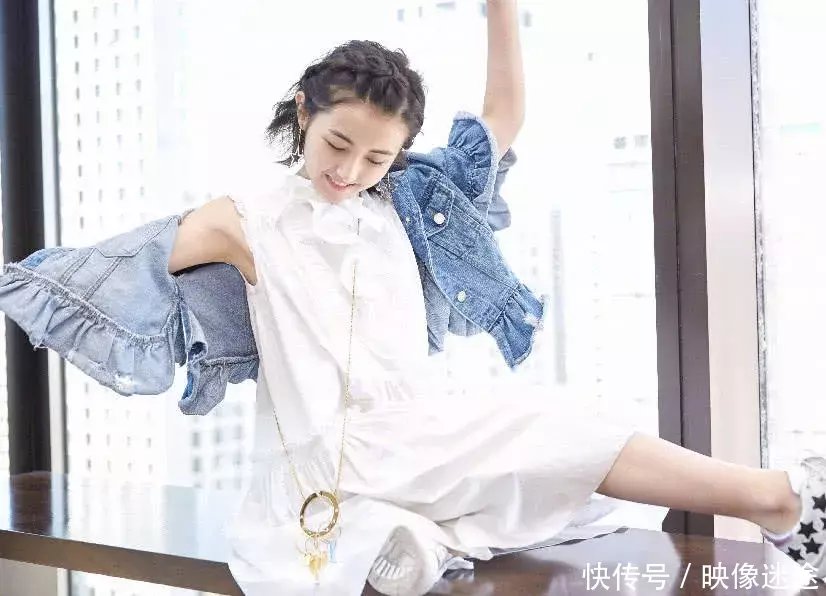 张子枫真“疯”！穿吊带透视裙秀性感，超尬！网友：没救了