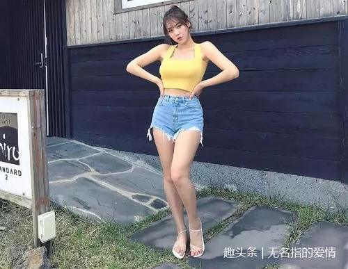 街拍：颜值靓丽的紧身牛仔裤小姐姐，身材显现的非比寻常！